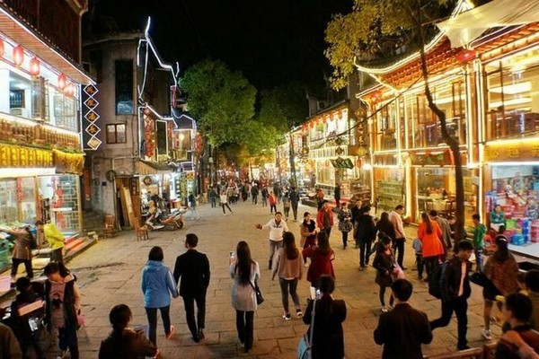 Khám phá văn hóa địa phương qua những phiên chợ đêm