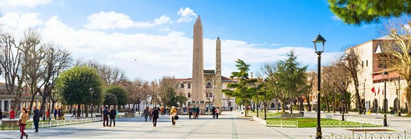 Quảng trường Hippodrome hấp dẫn du khách bởi vẻ đẹp kiến trúc tráng lệ
