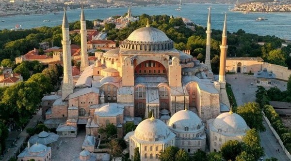 Nhà thờ Hồi Giáo Hagia Sophia là một trong những công trình kiến trúc vĩ đại nhất thế giới