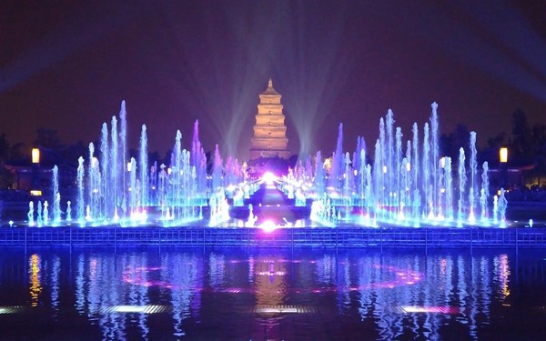 Cảnh đẹp nhất của Quảng trường phía Bắc Tháp Đại Nhạn là lúc màn đêm buông xuống