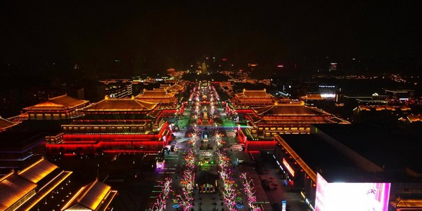 Du khách có thể xem chương trình miễn phí ở khu vực bên lề