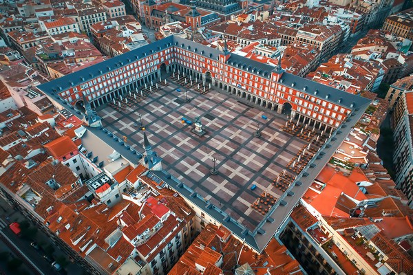 Quảng trường Plaza Mayor là điểm dừng chân lý tưởng