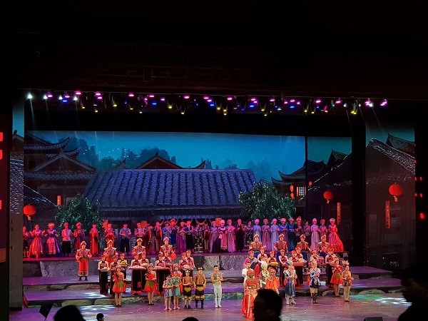 Show diễn Rạng Rỡ Tương Tây