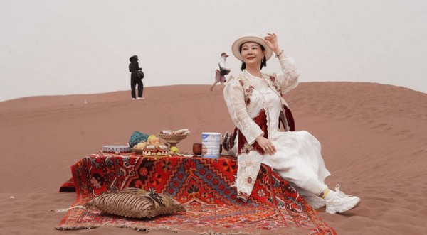 Sa mạc Đỏ Keping hiện lên như một bức tranh sơn dầu khổng lồ