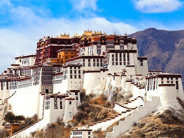 Cung điện Potala là biểu tượng hùng vĩ của Lhasa