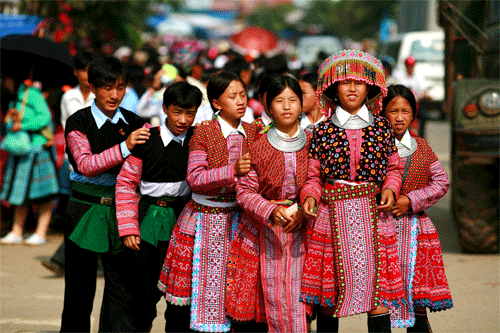 Những cô gái, chàng trai Mông trong những bộ quần áo được dệt từ sợi lanh