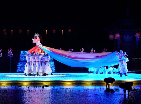 Màn trình diễn mở ra với cảnh nàng Ngọc Hoàn được tiến cử vào hoàng cung