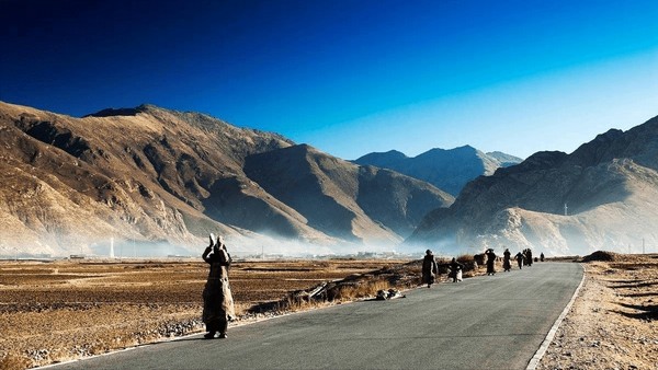 Người Tây Tạng dùng phân bò để lau bát đĩa cho khách quý