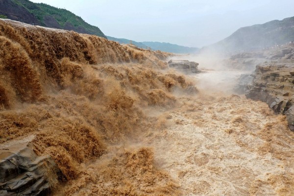 Sự khác biệt của Thác Hồ Khẩu chính là màu vàng đặc trưng của dòng nước