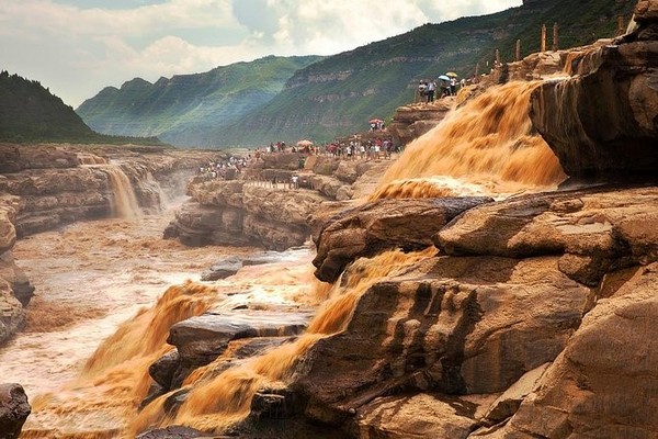 Thác Hồ Khẩu thu hút hàng triệu du khách ghé thăm mỗi năm