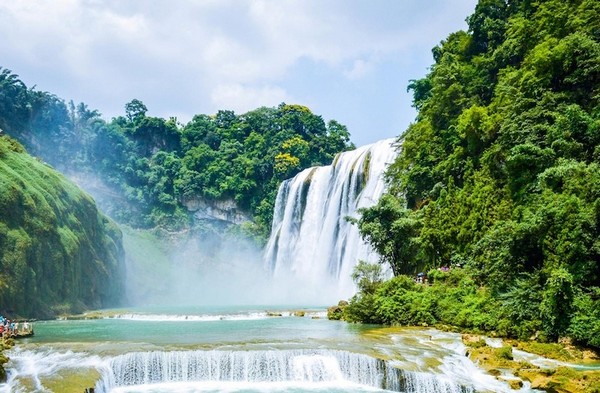 Thác Hoàng Quả Thụ đứng sừng sững tựa bức tường nước giữa núi rừng