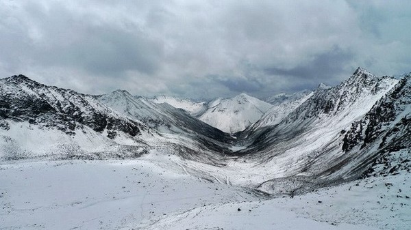 Thánh hồ Lhamo Latso nổi bật giữa muôn vàn hồ nước trên cao nguyên Tây Tạng