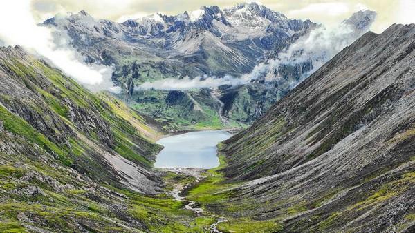 Thánh hồ Lhamo Latso cách trung tâm thành phố khoảng 160 km