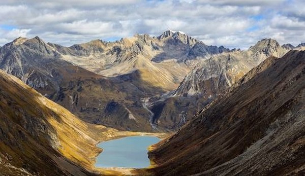 Phong cảnh quanh Thánh hồ Lhamo Latso toát lên vẻ đẹp hoang dã