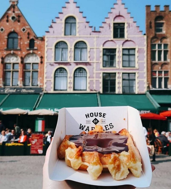 Chiếc bánh waffles phủ sô cô la thơm ngon