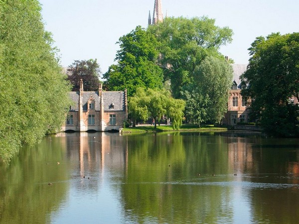 Công viên Minnewater là một trong những địa điểm lãng mạn nhất tại Bruges