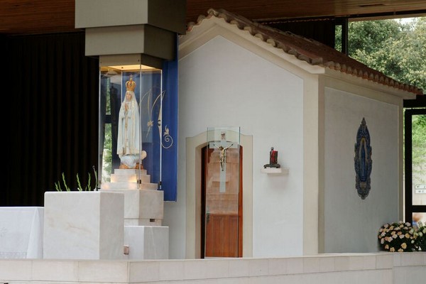 Nhà nguyện Chapel of the Apparition được xây dựng trên chính vị trí Đức Mẹ đã hiển linh