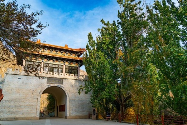 Iron Gate sừng sững giữa những dãy núi cao và thung lũng sâu thẳm