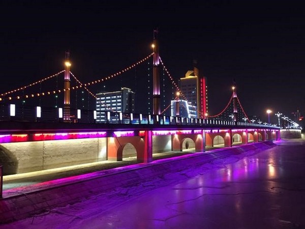 Sông Peacock (sông Công) uốn lượn mềm mại qua thành phố