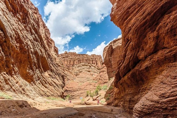 Hẻm núi lớn gần Korla là điểm đến đầy thách thức