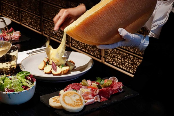 Phô mai raclette Thụy Sĩ béo ngậy nức tiếng gần xa