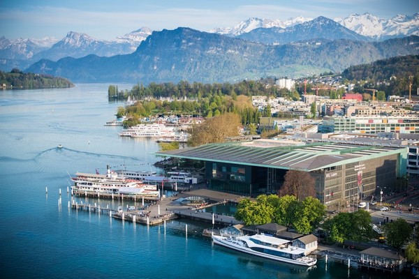 KKL Luzern nổi bật với thiết kế đột phá và tầm nhìn ngoạn mục ra hồ Lucerne