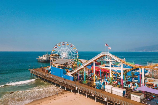 Bãi biển Santa Monica là một trong những bãi biển nổi tiếng nhất ở Los Angeles