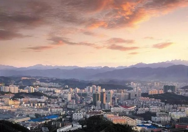 Thập Yển nằm ở khu vực phía đông của dãy núi Qinba