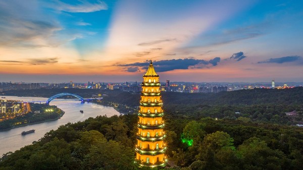 Tháp Long Tượng: Tuyệt tác kiến trúc giữa lòng Nam Ninh