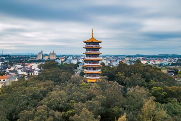 Tháp Vạn Xương là công trình cao nhất tại Công viên hữu nghị Việt - Trung
