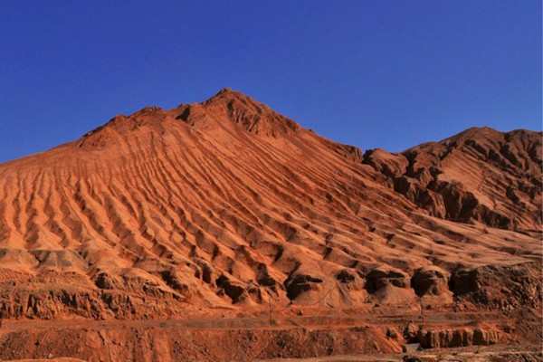 Rừng Đá Kỳ Lạ Panjier hiện ra như một mê cung khổng lồ giữa lòng sa mạc