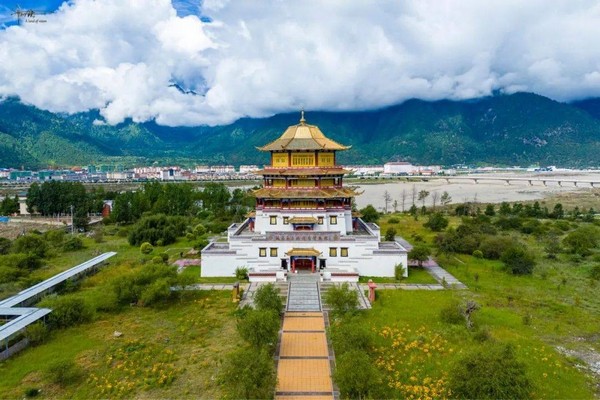 Văn hóa Nyingchi là sự kết hợp độc đáo giữa tín ngưỡng Phật giáo Tây Tạng