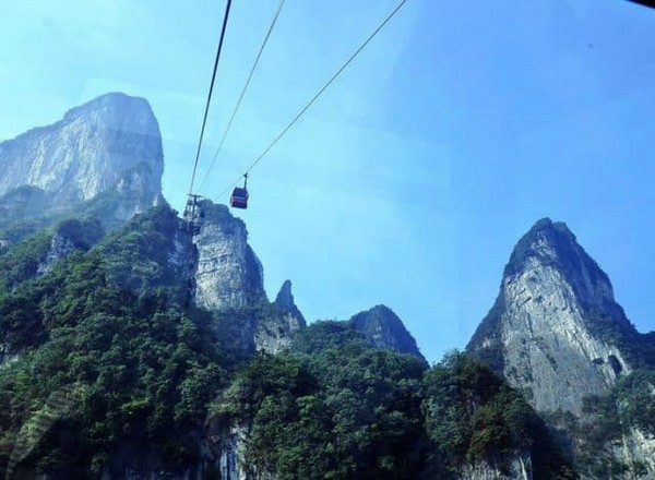 Du khách có thể đi cáp treo để lên Thiên Môn Sơn