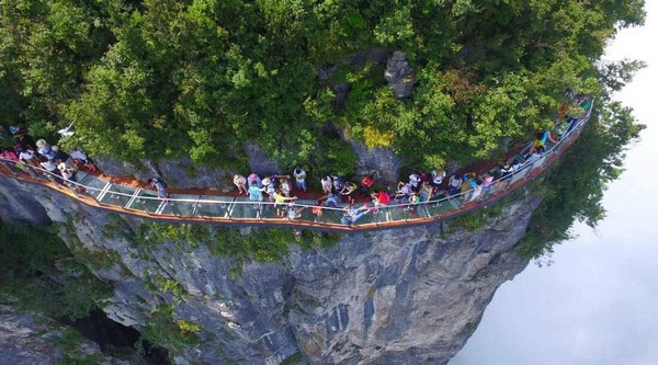 Chinh phục Sky Walk cheo leo giữa Thiên Môn Sơn