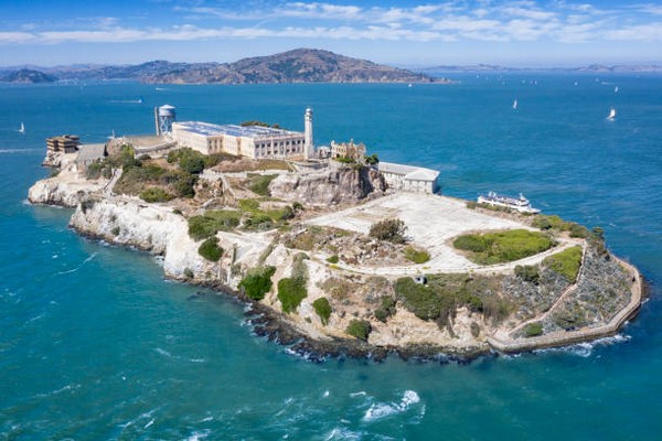 Khám phá đảo Alcatraz nằm ngay gần bờ biển San Francisco