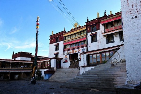 Tu viện Samding Tây Tạng được trụ trì bởi một nữ hóa thân luân hồi