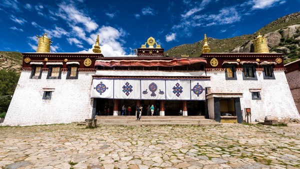 Tu viện Sera hiên ngang vươn mình như một biểu tượng vĩ đại của Phật giáo Tây Tạng