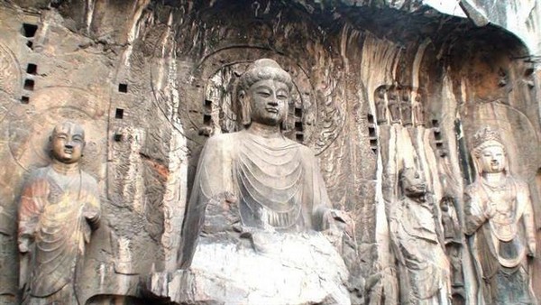 Bức đại tượng Phật Lư Xá Na, cao tới 17 mét