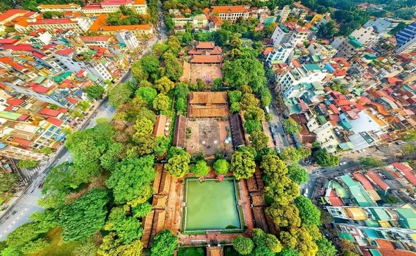 Quần thể di tích Văn Miếu Quốc Tử Giám rộng lớn, trải dài trên diện tích khoảng 54.331m²