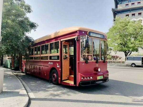 Âm thanh leng keng trong trẻo vang vọng qua từng góc phố